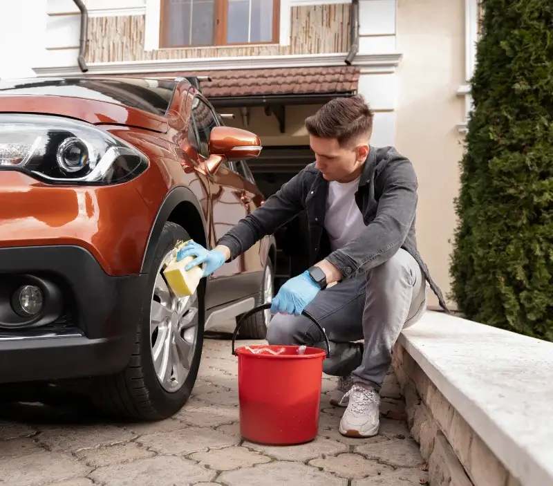 Lavage auto à domicile Jaujac : professionnel intervenant sur un véhicule